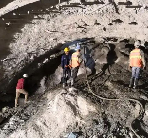 和静拱顶带模注浆料的施工流程及注意事项